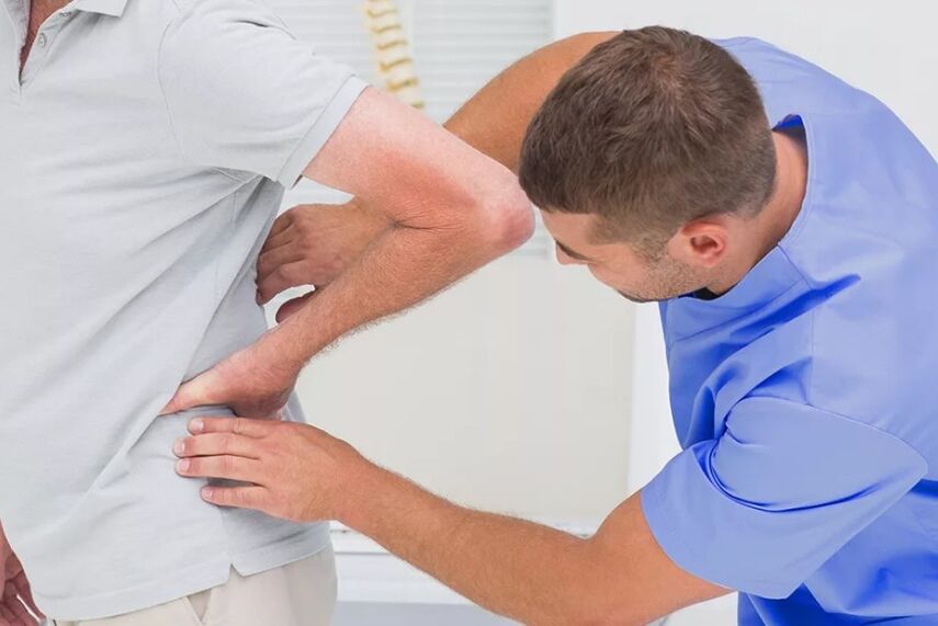 Um paciente com dor lombar em um exame de diagnóstico por um médico